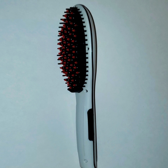 Women's Fast Hair Brush Straightener 450°F White with Red Heat Protectant Ends - Picture 4 of 5